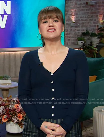 Kelly’s button front cardigan on The Kelly Clarkson Show