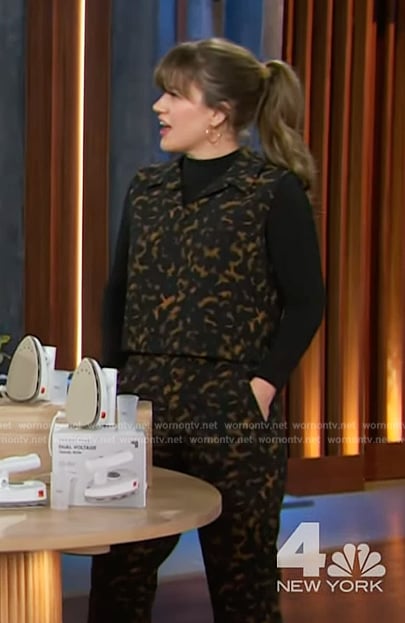 Kelly’s printed vest and pants on The Kelly Clarkson Show