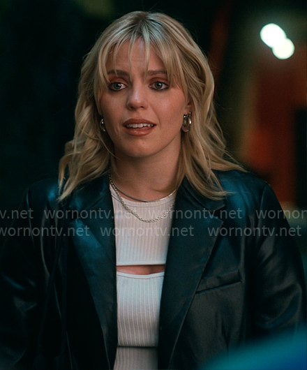 Leighton’s white rib knit cutout top and leather blazer on The Sex Lives of College Girls