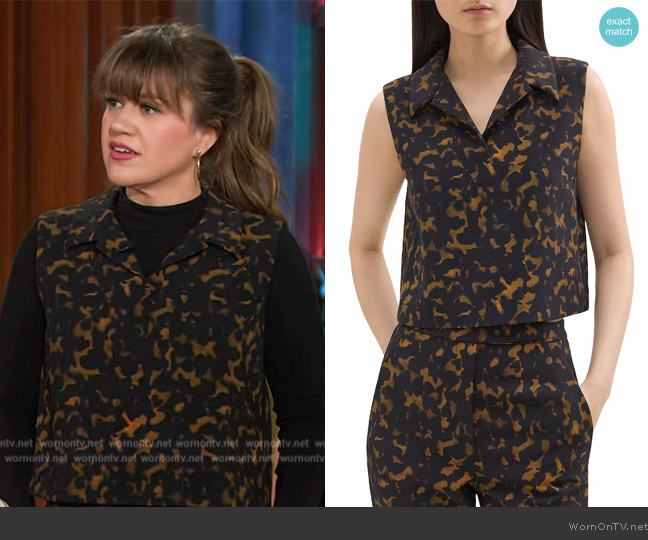 Theory Tortoiseshell Crepe Cropped Polo Top worn by Kelly Clarkson on The Kelly Clarkson Show