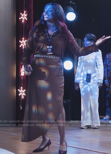 Ava’s brown asymmetric pleated skirt on Abbott Elementary