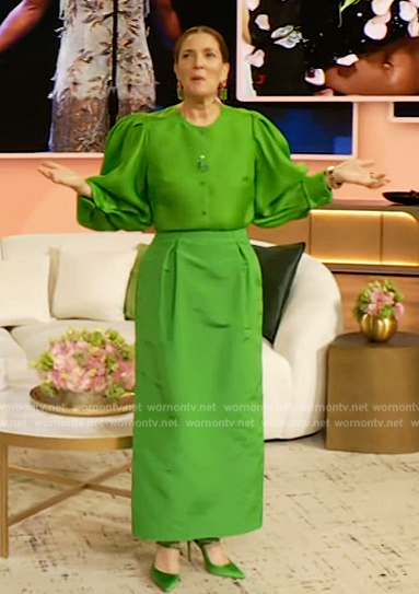 Drew’s green puff sleeve top and skirt on The Drew Barrymore Show