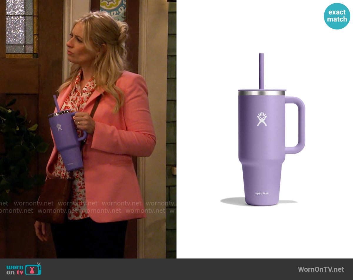 Hydro Flask 40-Ounce All Around™ Travel Tumbler in Moonshadow worn by Gemma (Beth Behrs) on The Neighborhood