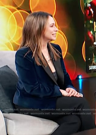 Jennifer Love Hewitt’s blue velvet blazer on Access Hollywood