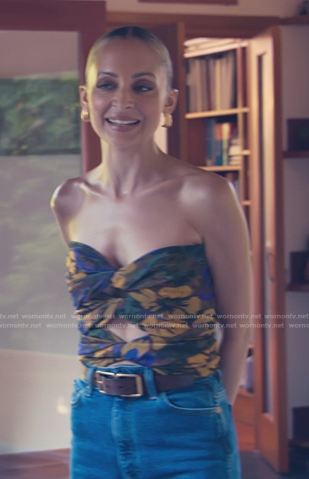 Nicole’s floral twist front top on Paris and Nicole The Encore