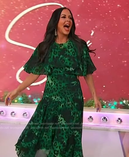 Sara Evans’ green leopard print ruffle dress on Sherri