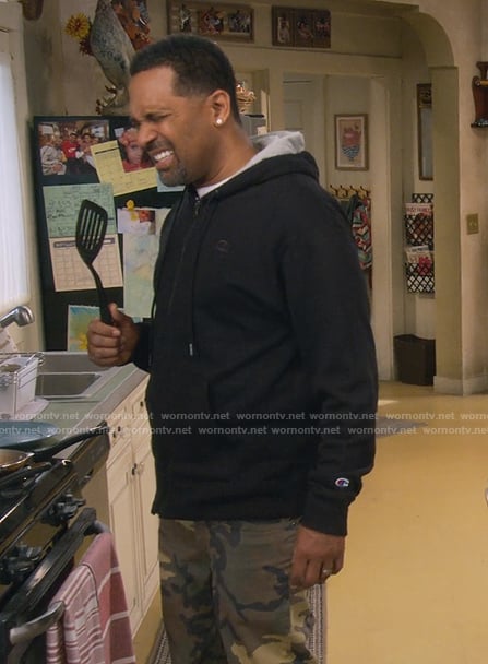 Bennie’s black zip front hoodie on The Upshaws
