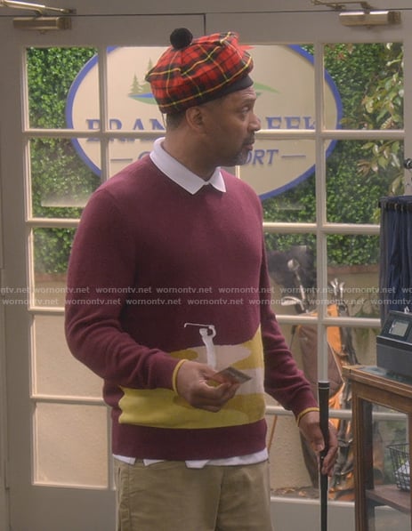 Bennie’s golf graphic sweater on The Upshaws
