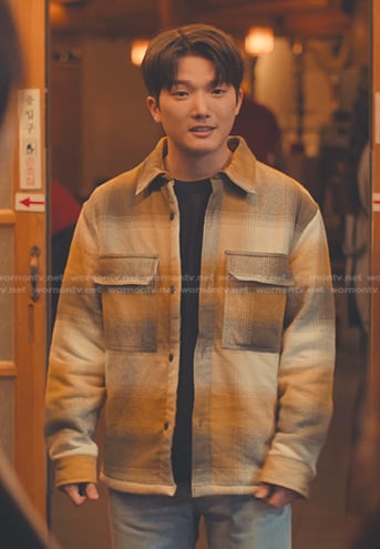 Dae’s yellow plaid shirt on XO Kitty