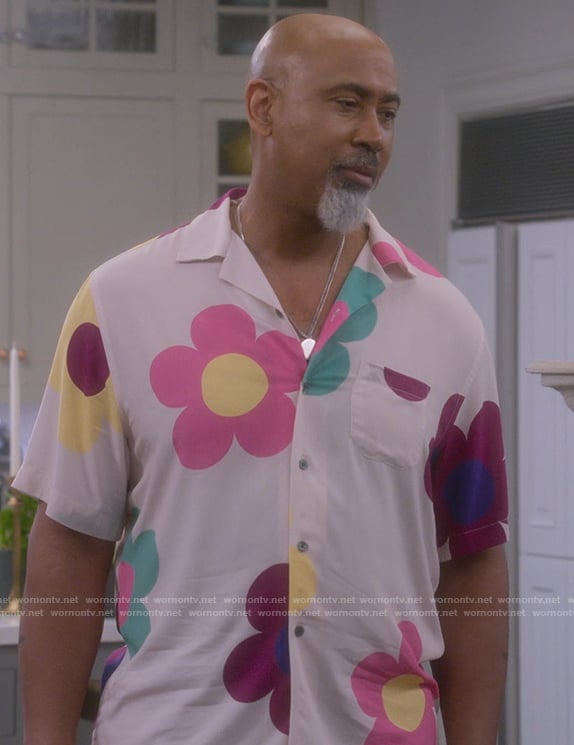 Frank’s daisy print short sleeve shirt on The Upshaws