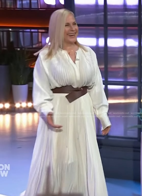 Patricia Arquette’s white pleated dress on The Kelly Clarkson Show