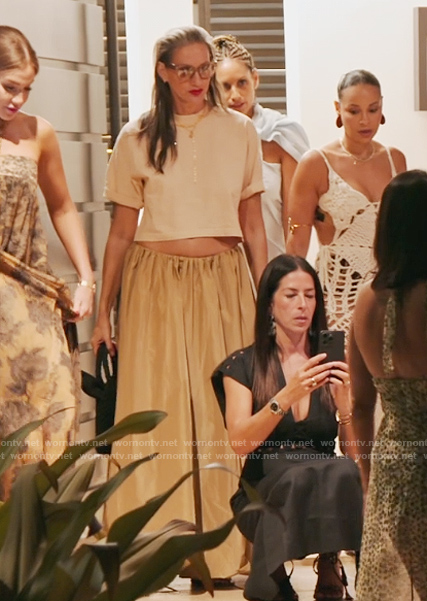 Jenna’s beige elastic waist skirt on The Real Housewives of New York City
