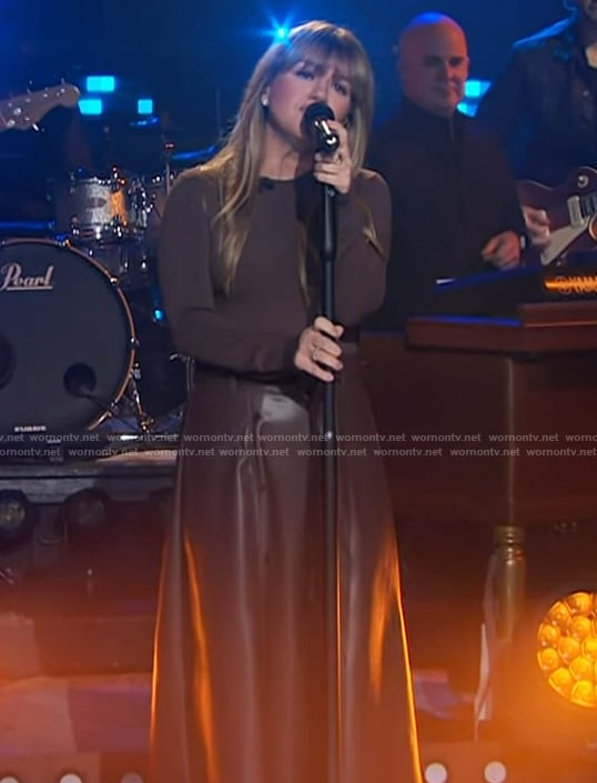 Kelly’s brown mixed media leather dress on The Kelly Clarkson Show