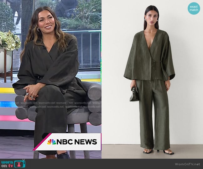 Massimo Dutti Flowing Linen Blend Kimono in Dark Green worn by Melissa Garcia on Today