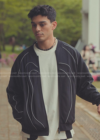 Q’s black print jacket and tie dye sweatpants on XO Kitty