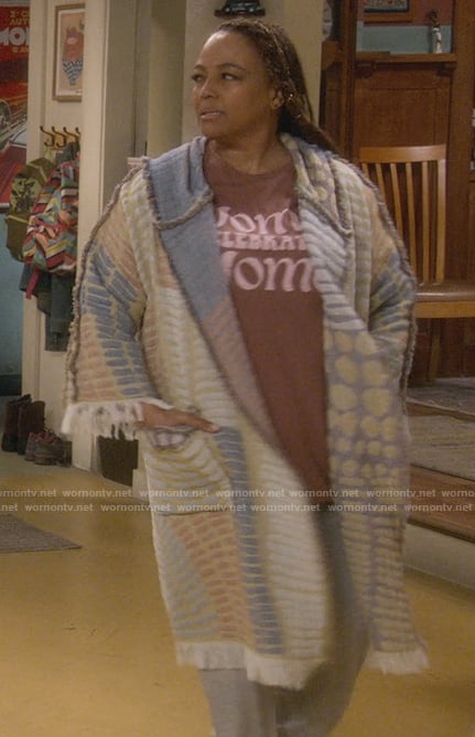 Regina’s embroidered fray trim kimono on The Upshaws