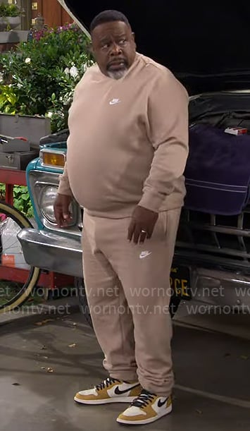 Calvin’s beige sweatshirt and pants set on The Neighborhood
