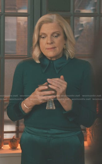 Detective Donnelly’s green collared sweater on Elsbeth