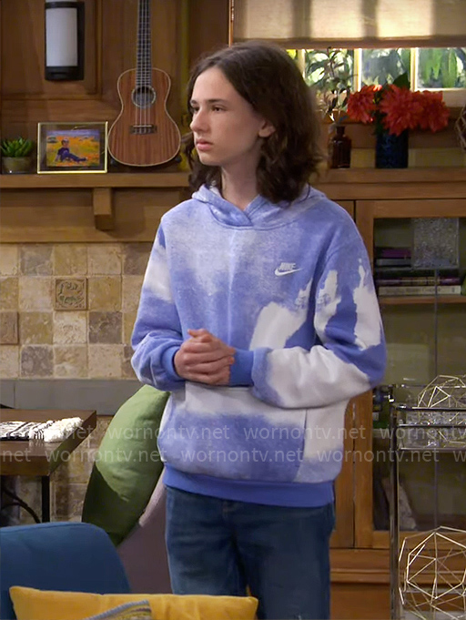 Grover’s blue and white printed hoodie on The Neighborhood