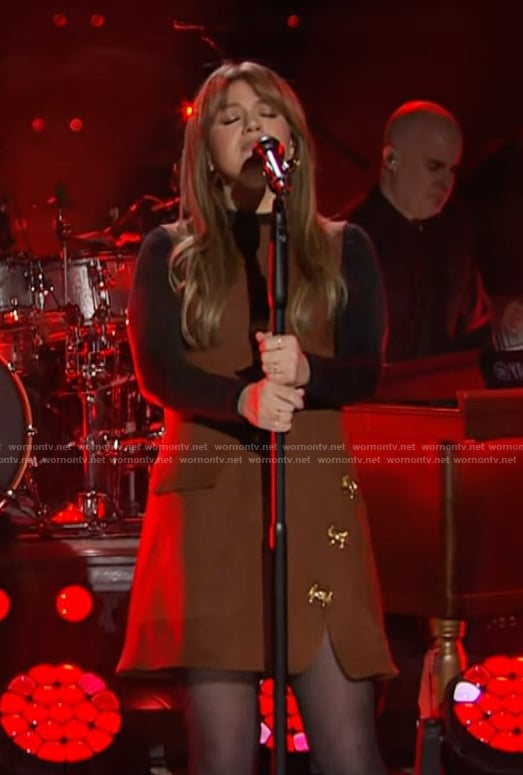Kelly’s brown split mini dress on The Kelly Clarkson Show