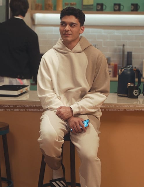Q’ls beige colorblock hoodie and sweatpants on XO Kitty