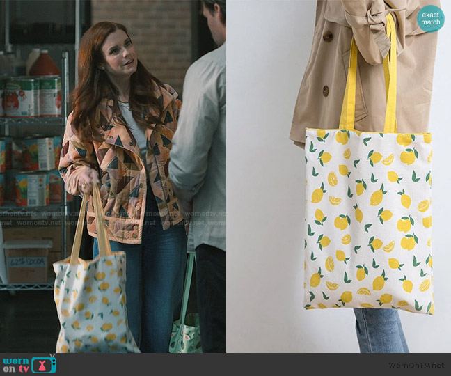 Spring Park Lemon Print Tote Bag worn by Maddie Townsend (JoAnna Garcia Swisher) on Sweet Magnolias