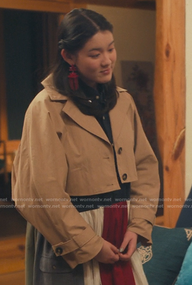 Stella’s beige cropped blazer on XO Kitty