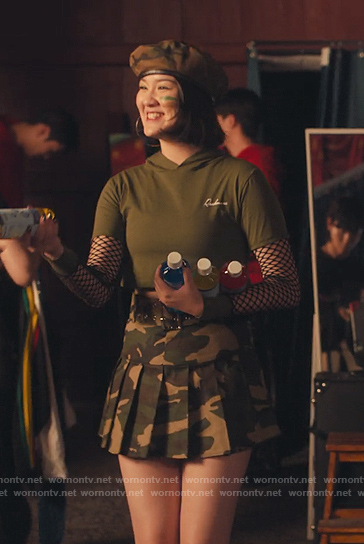 Stella’s camo print mini skirt on XO Kitty