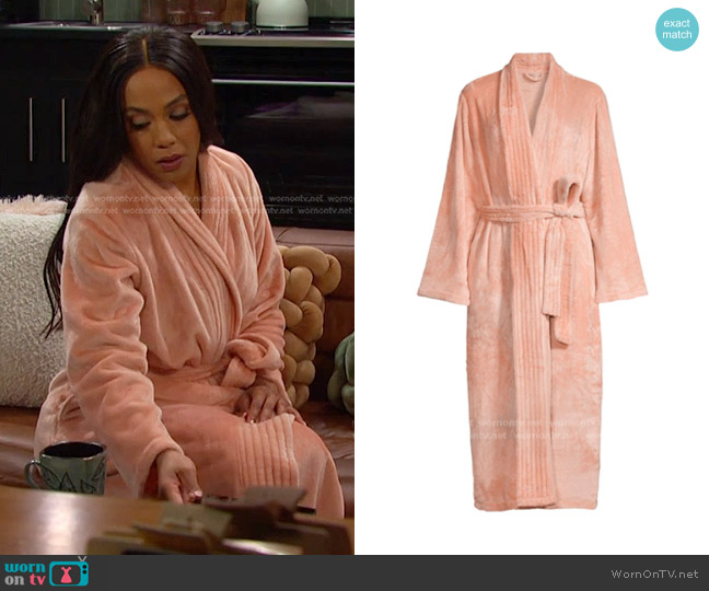 Eberjey Chalet Recycled Plush Robe in Rose Cloud worn by Jada Hunter (Elia Cantu) on Days of our Lives
