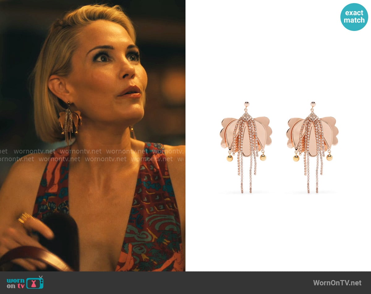 La DoubleJ Tulip Drop Earrings In Oro Rosa worn by Kate (Leslie Bibb) on The White Lotus