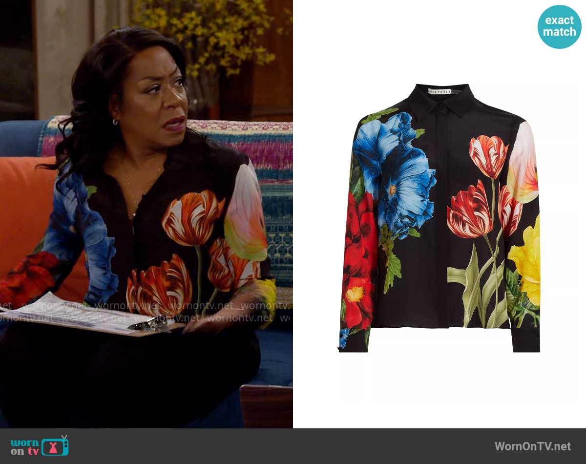 [ヒエダ]Tina / Butter WornOnTV: Tina's black floral button down blouse on The