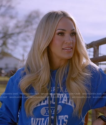 Carrie’s blue print hoodie on American Idol
