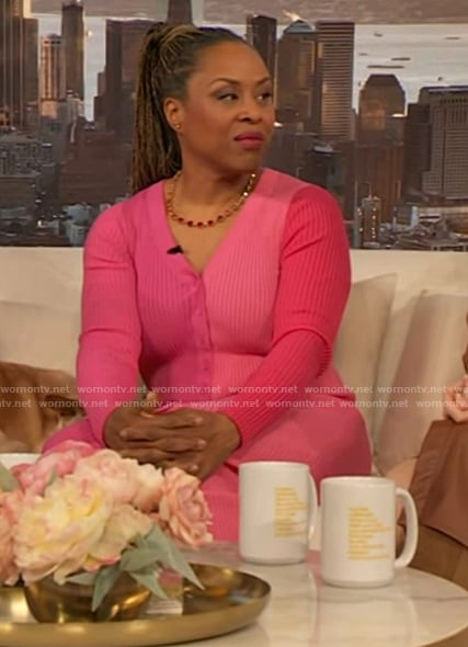 Dr Kameelah Phillips’ pink colorblock ribbed dress on The Drew Barrymore Show