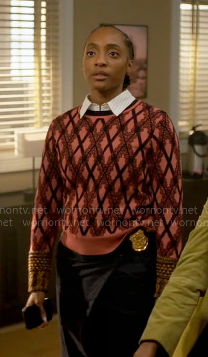 Faith’s pink floral checked sweater on Will Trent