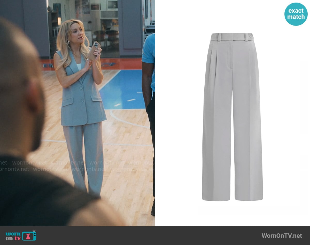 Favorite Daughter The Nadine Pants in Ultimate Gray worn by Isla Gordon (Kate Hudson) on Running Point