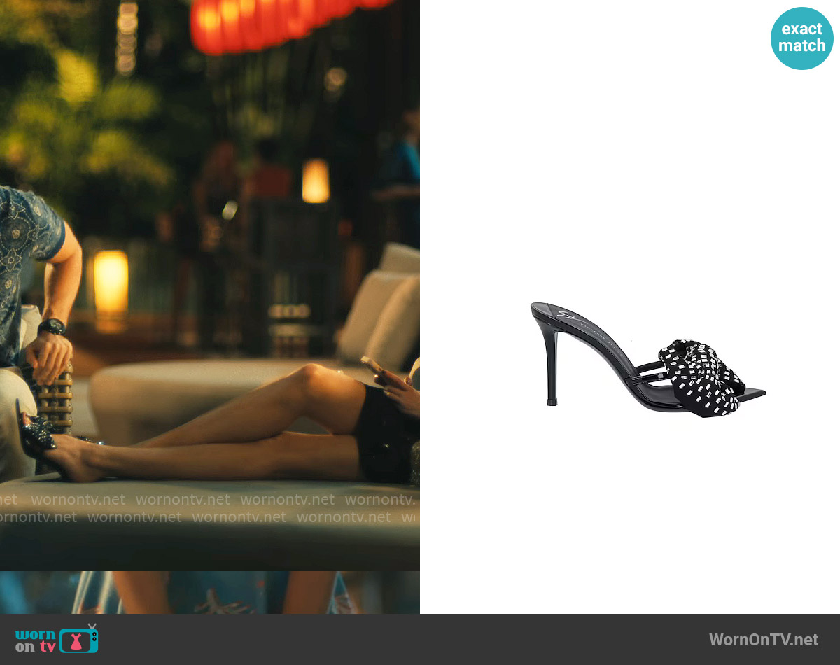 Giuseppe Zanotti Intriigo Alexandrine 90mm bow-appliqué mules worn by Chelsea (Aimee Lou Wood) on The White Lotus