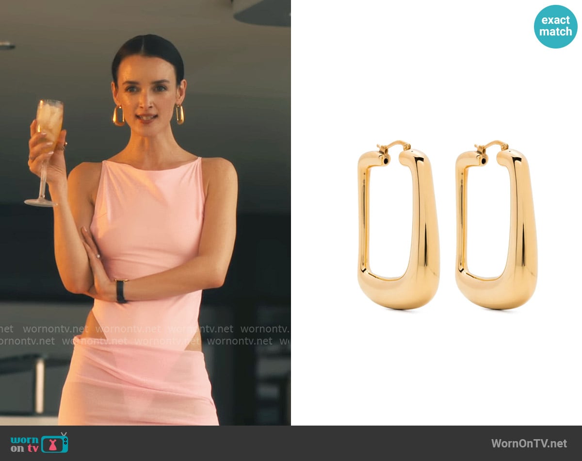 Les Boucles Ovalo Hoop Earrings bt Jacquemus worn by Chloe (Charlotte Le Bon) on The White Lotus