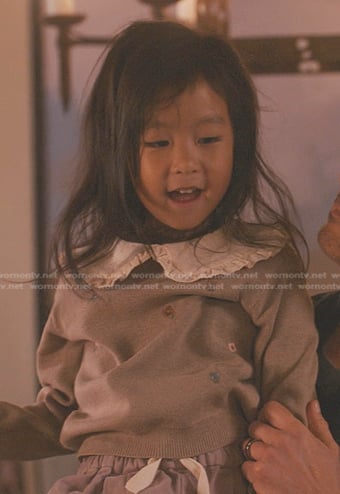 Jee-Yun’s grey floral collared sweatshirt on 9-1-1