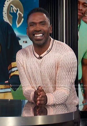 Justin’s pink cable knit sweater on E! News
