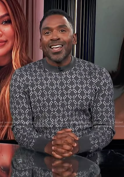 Justin’s gray logo print sweater on E! News