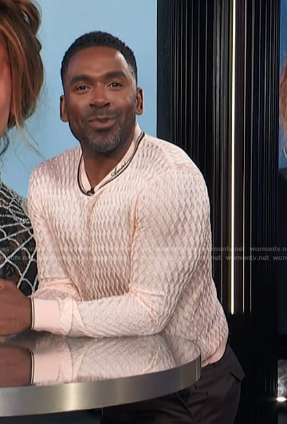 Justin’s pink cable knit sweater on E! News