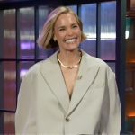 Leslie Bibb’s beige cropped blazer on The Kelly Clarkson Show