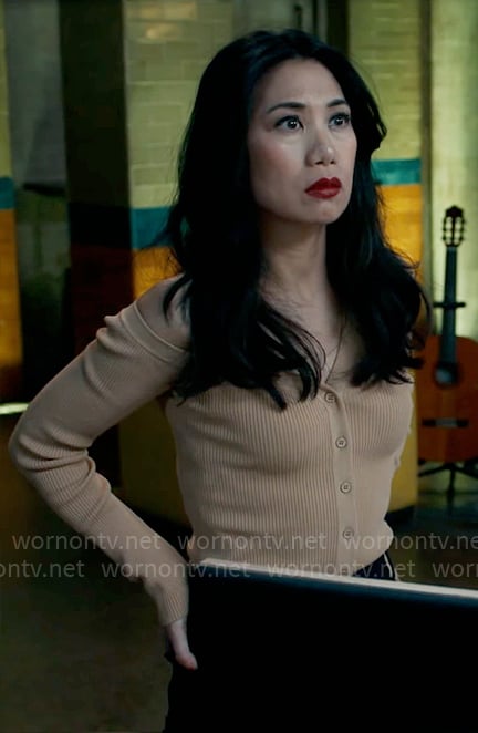 Mel’s camel off-shoulder cardigan on The Equalizer