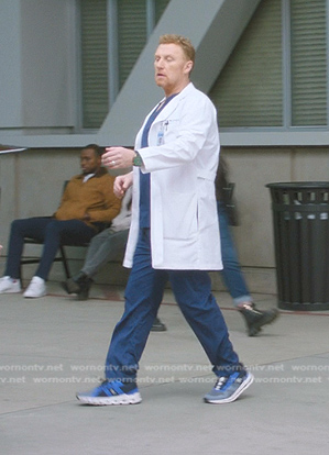Owen Hunt’s blue sneakers on Greys Anatomy