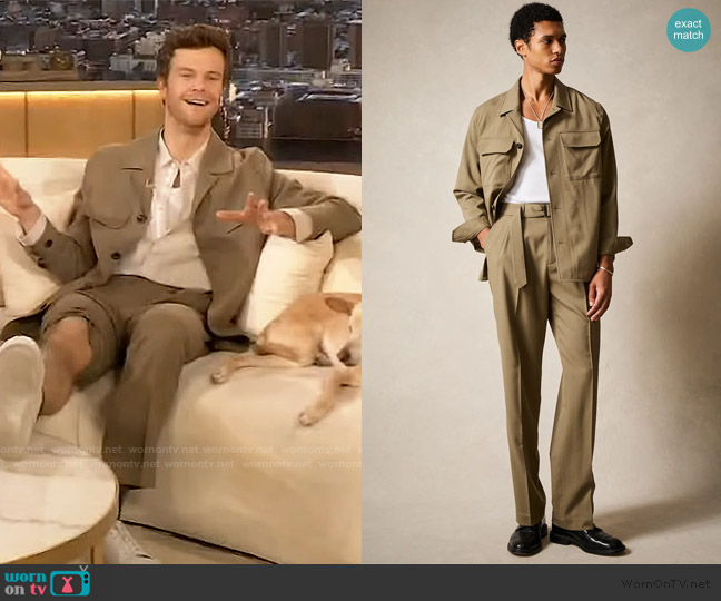 Todd Snyder Italian Gabardine Set worn by Jack Quaid on The Drew Barrymore Show