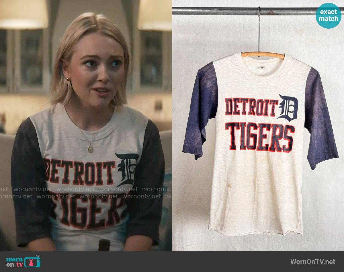 Vintage 1970s 80s Detroit Tigers Distressed Graphic Baseball T Shirt worn by Alice (AnnaSophia Robb) on Grosse Pointe Garden Society