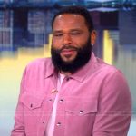 Anthony Andersons’ pink suede jacket on The View