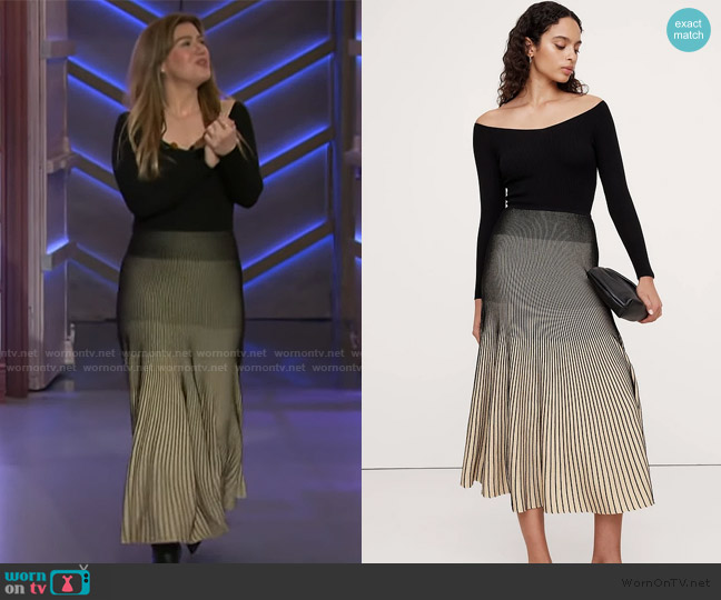 Banana Republic Sculpted V-Neck Maxi Dress worn by Kelly Clarkson on The Kelly Clarkson Show
