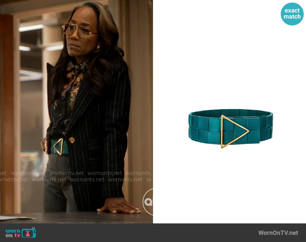 Bottega Veneta Intreccio Triangle Belt in Mallard & Gold worn by Amanda Wagner (Sonja Sohn) on Will Trent