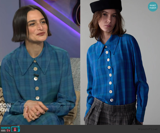 Caron Callahan Carissa Shirt worn by Jenny Slate on The Kelly Clarkson Show